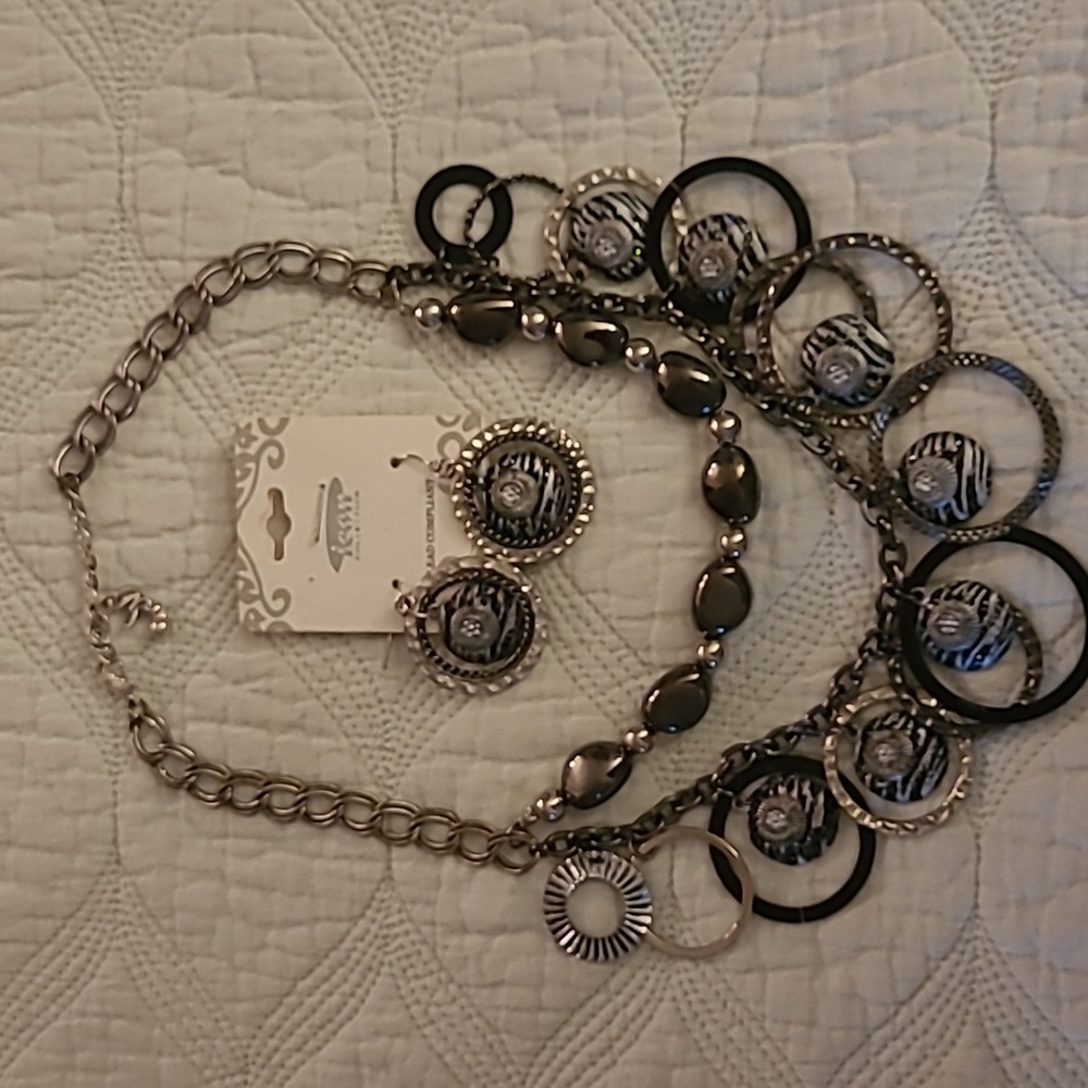 Necklace. Adjustable links.